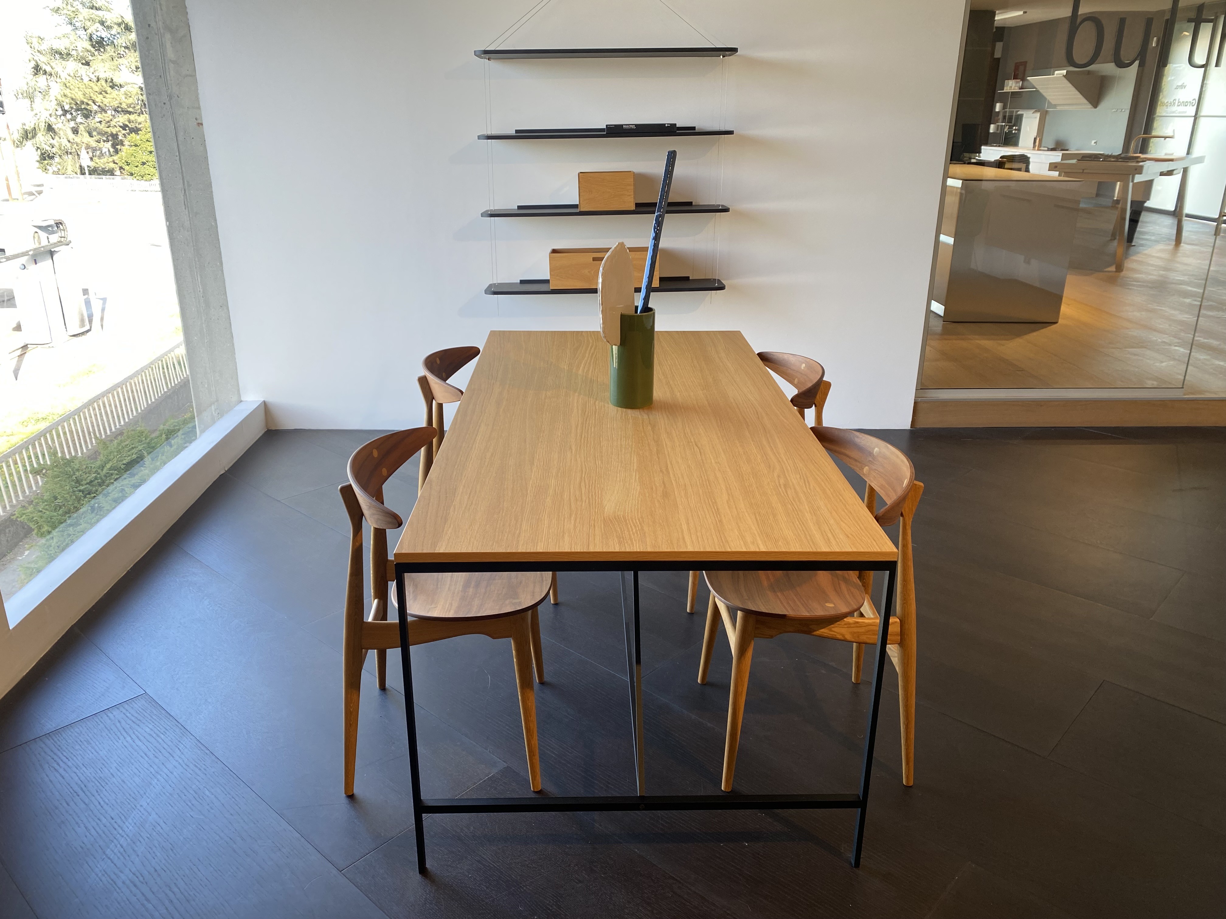 Cache dining table